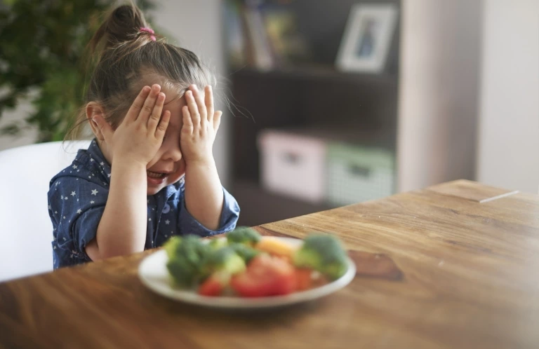 dziecko płaczące nad zdrowym jedzeniem