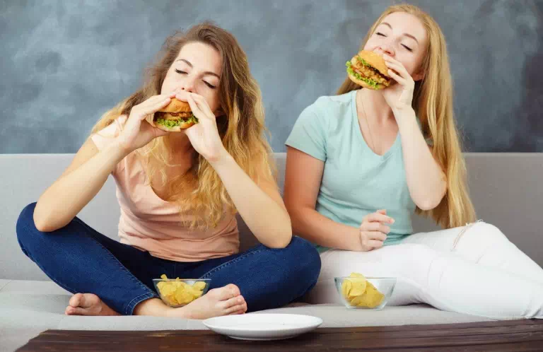 kobiety jedzące burgery
